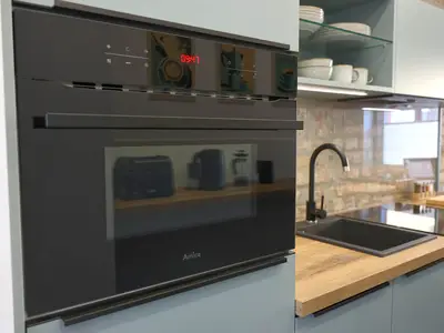 Küchenzeile mit Backofen, der über Mikrowellenfunktion verfügt