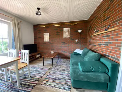 Gemütliches Wohnzimmer mit Sofa und Fernseher