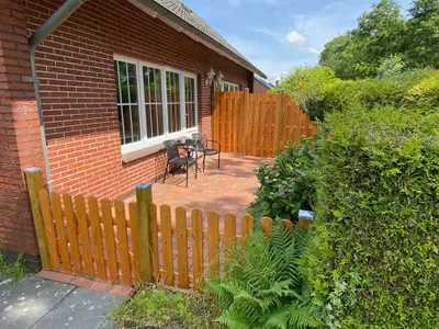 Terrasse mit zwei Stühlen und Blick auf den Garten.
