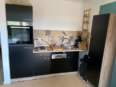 Moderne Küche mit schwarzen Schränken