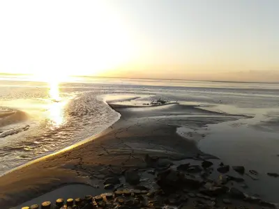 Strandansicht mit Sonnenuntergang