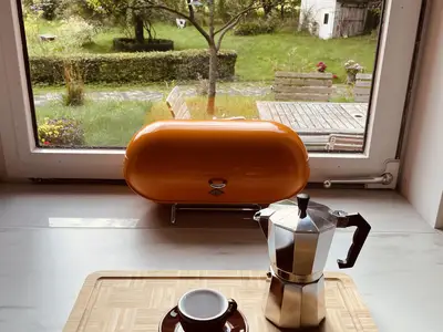 Espresso mit Gartenblick