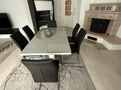 Essbereich-im-Wohnzimmer-mit-Kamin