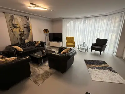 Wohnzimmer-mit-Blick-zum-Garten