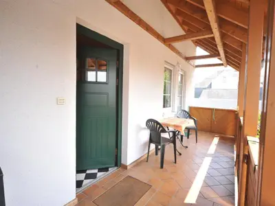 Eingang und überdachter Balkon