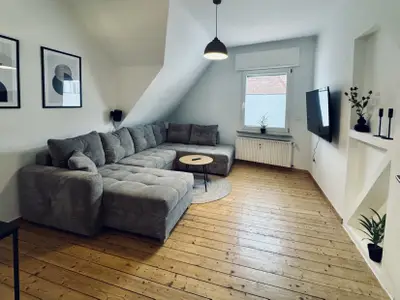 heller Wohnraum mit großem Sofa