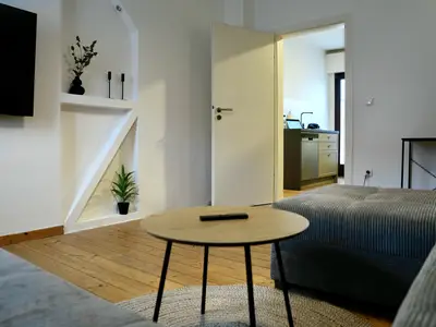 heller und freundlicher Wohnraum mit großem Flachbild-TV