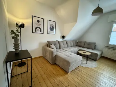 heller Wohnraum mit großem Sofa