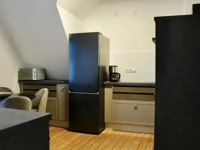 helle und moderne Küche mit großem Kühlschrank