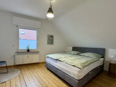 gemütliches Boxspringbett im Schlafzimmer 1
