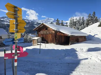 Ansicht Maiensäss Crapera inmitten von Velo-Trails und Wanderwegen