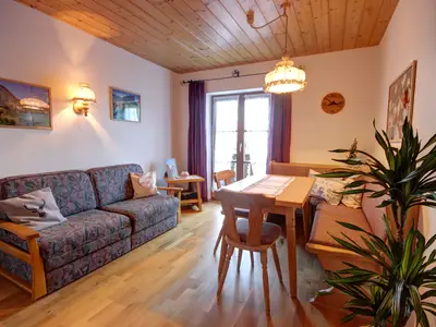 Wohnraum mit Zugang zum großen Balkon