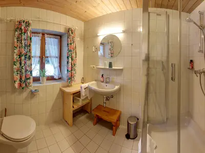 Separates Badezimmer mit Tageslicht