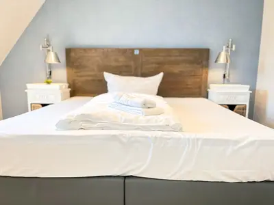 Schlafzimmer mit Doppelbett