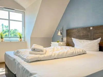 Schlafzimmer mit Blick zum Fenster