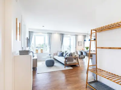 Wohnzimmer: Schlafsofa, TV, Zugang zum Balkon
