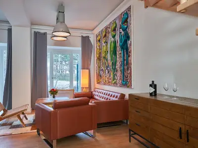 Wohn/Essbereich: Sofa, Sitzbereich, Essbereich, Flach-TV, Zugang zur Terrasse