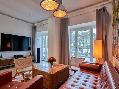 Wohn/Essbereich: Sofa, Sitzbereich, Essbereich, Flach-TV, Zugang zur Terrasse