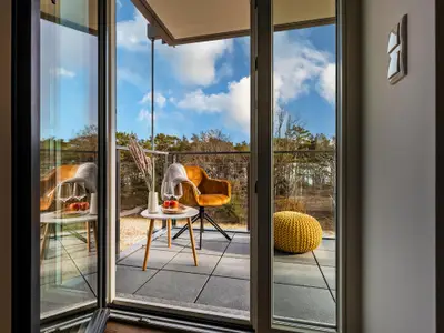 Balkon mit Tisch und Sitzmöglichkeit, Blick Richtung Meer