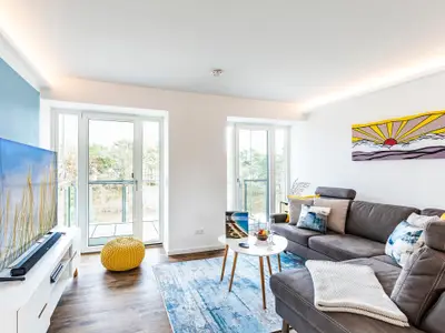 Wohnzimmer: Schlafsofa, TV, Zugang zum Balkon