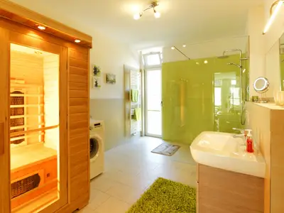 Badezimmer mit Infrarotsauna
