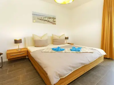 Schlafzimmer mit Doppelbett