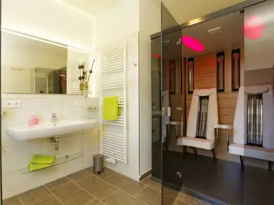 Badezimmer mit Dusche und Infrarot-Sauna