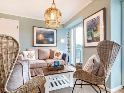 Wohnzimmer: Sofa, TV, Zugang zum Balkon