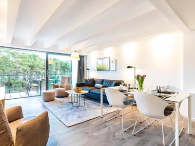 Wohnbereich/Essbereich: Ledercouch mit Tisch, 2 Lederschaukelsessel, Esstisch mit 4 Stühlen, Panoramafenster, Smart-TV,