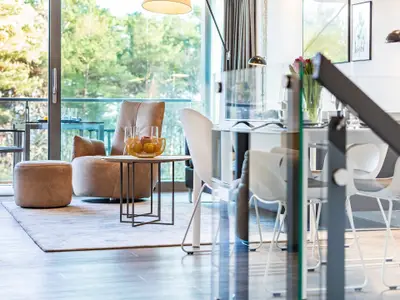 Wohnbereich/Essbereich: Ledercouch mit Tisch, 2 Lederschaukelsessel, Esstisch mit 4 Stühlen, Panoramafenster, Smart-TV,