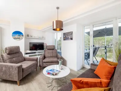 Wohn/Essbereich: Sofa, Essbereich, TV, Zugang zum Balkon