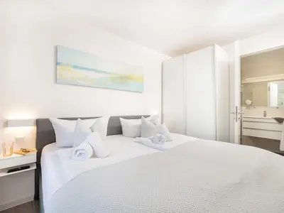 Schlafzimmer 1: Doppelbett (180x200), TV