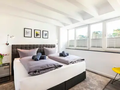 Schlafzimmer 2: Doppelbett (180 x 200), Kleiderschrank, Kommode, Smart-TV, Panoramafenster mit Ausgang zum Balkon, Blick