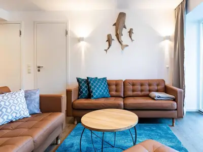 Wohnzimmer: Couch, LED-Flachbildfernseher, Essbereich, WLAN, Kabel, Playstation (4. Generation) und Blu-ray-Player