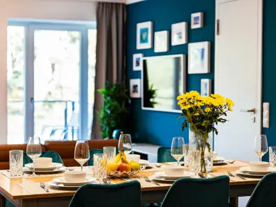 Wohnzimmer: Couch, LED-Flachbildfernseher, Essbereich, WLAN, Kabel, Playstation (4. Generation) und Blu-ray-Player