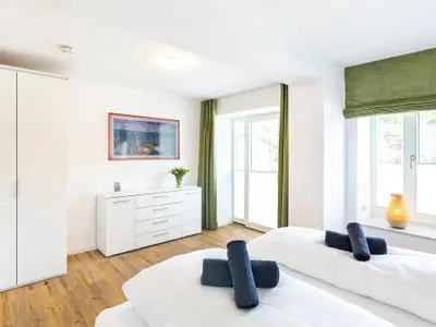 Schlafzimmer 1 (Seeseite): 1 Doppelbett (180x200), TV-Flachbild, Zugang zum Balkon