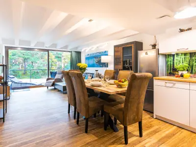 Wohn/Essbereich: Schlafsofa (140x190), Sitzbereich, Essbereich, TV, Zugang zum Balkon