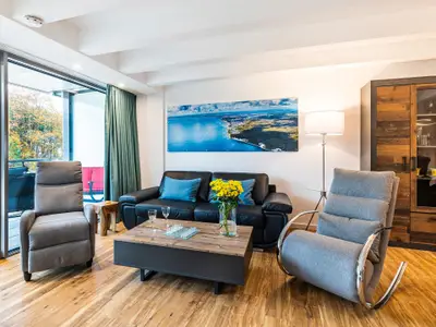 Wohn/Essbereich: Schlafsofa (140x190), Sitzbereich, Essbereich, TV, Zugang zum Balkon