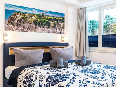 Schlafzimmer 2: Doppelbett (180x200), TV