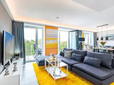 Wohnzimmer: Sofa, TV, Zugang zum Balkon