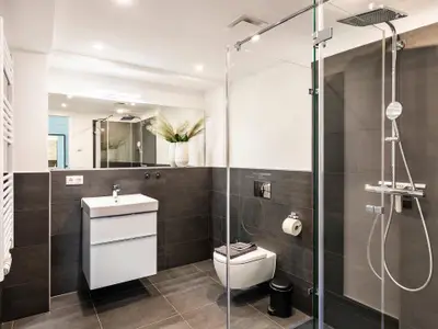 Badezimmer 1: Regendusche, WC