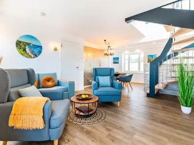 Wohn/Essbereich: Schlafsofa (140x200), Sitzbereich, Essbereich, TV, Zugang zum Balkon