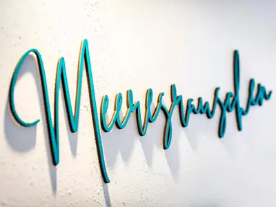 Wohn/Essbereich: Schlafsofa (140x200), Sitzbereich, Essbereich, TV, Zugang zum Balkon