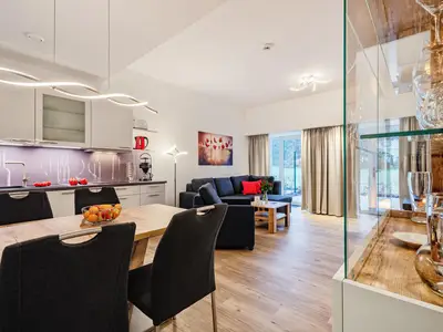 Wohnzimmer: Schlafsofa, TV (Netflix mit eigenen Zugangsdaten möglich),Zugang zur Terrasse