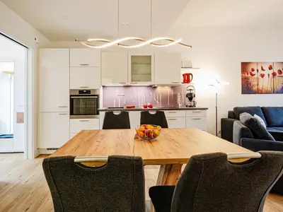 Wohnzimmer: Schlafsofa, TV (Netflix mit eigenen Zugangsdaten möglich),Zugang zur Terrasse