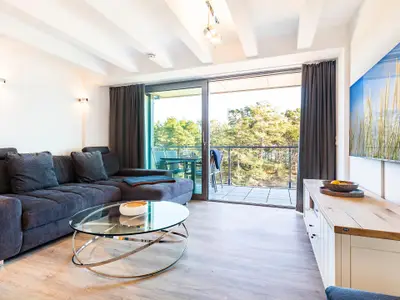 Wohn-/Essbereich: Schlafsofa, TV, Insektenschutz, Zugang zum Balkon mit Tisch und 4 Stühlen