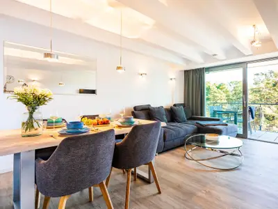 Wohn-/Essbereich: Schlafsofa, TV, Insektenschutz, Zugang zum Balkon mit Tisch und 4 Stühlen