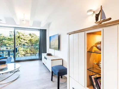 Wohn-/Essbereich: Schlafsofa, TV, Insektenschutz, Zugang zum Balkon mit Tisch und 4 Stühlen