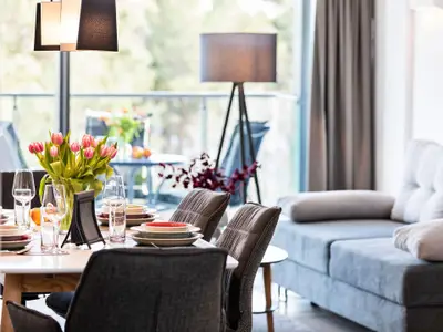 Wohn-/Essbereich: Sofa, Sitzgruppe, Essbereich, TV, Zugang zum Balkon