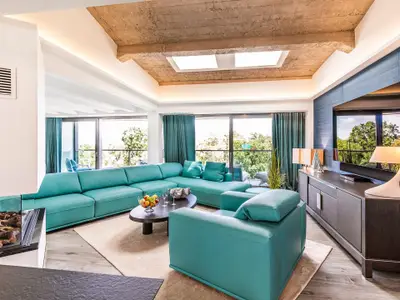 Wohnzimmer: Wohnlandschaft, Gas-Kamin, Smart TV, Essbereich, Ausgang zum Balkon, Insektenschutzgitter